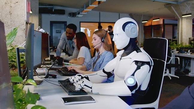 robotworkingatcomputeramongpeople-maschinetypingonkeyboard