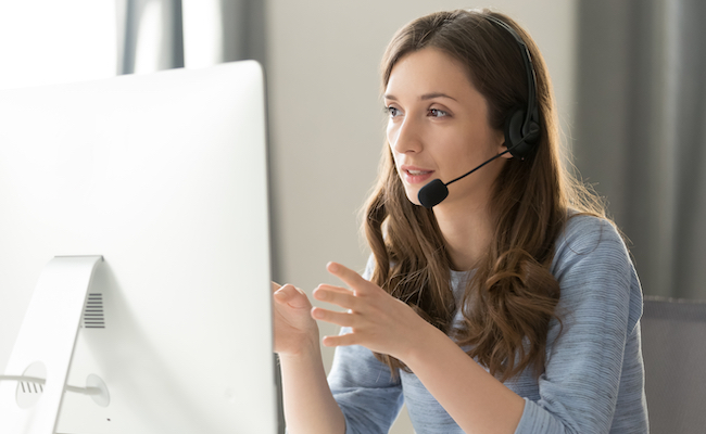 seriouscallcenteroperatorinwirelessheadsettalkingwithcustomer