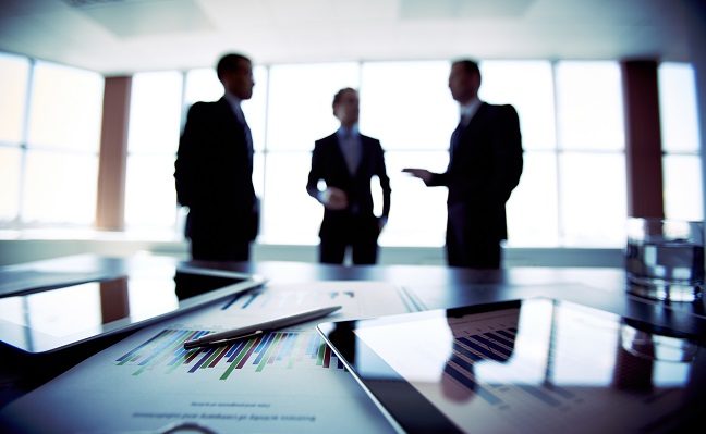 colleaguesmeetingtodiscusstheirfuturefinancialplansonlysilhouettes