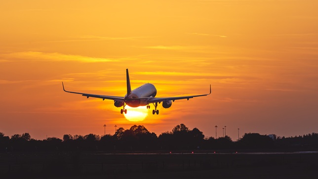 thepassengerplanelandsduringabeautifulsunsetbucharestotopeni